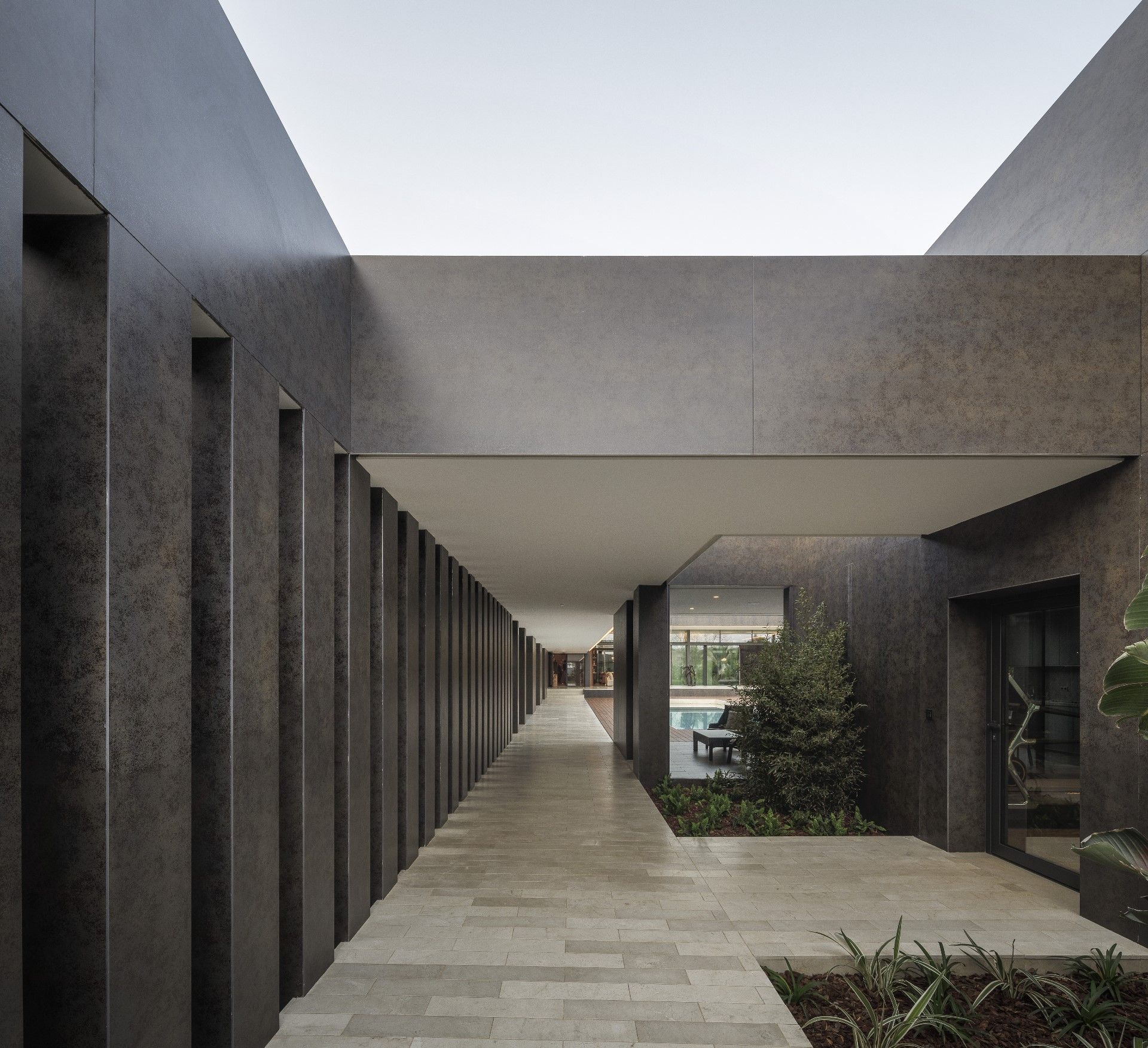 Pasillo Exterior Casa de la Libertad con arquitectura moderna en Dos Hermanas-Sevilla