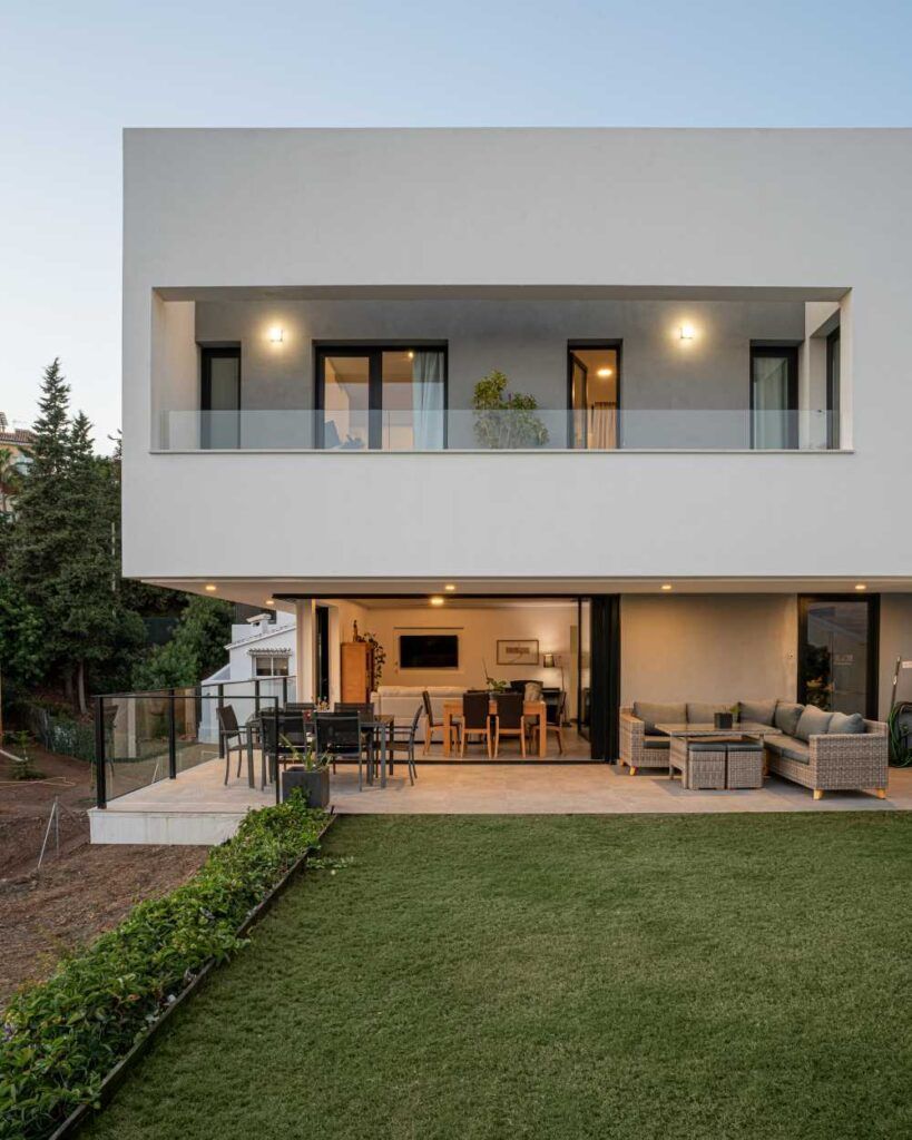 Jardines interiores de Casa Eficiente con forma de Cubo en Mijas