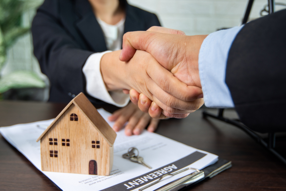 Apreton de manos entre comprador y vendedor de una vivienda
