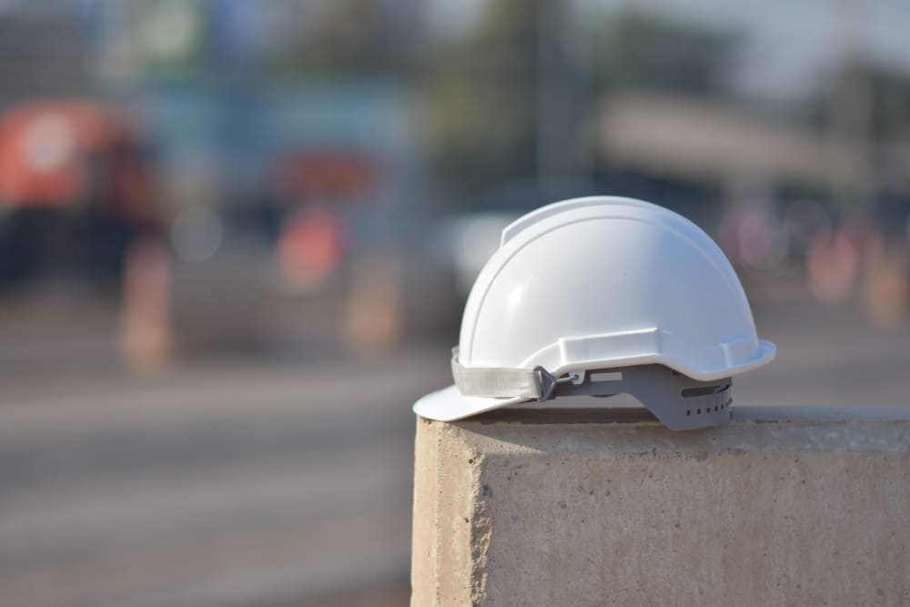 casco de seguridad sobre obra